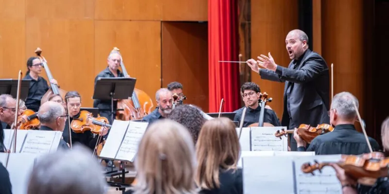 Armando Merino makes his Debut with the Real Filharmonia de Galicia in Spain